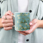 Almond Blommars | Vincent van Gogh Kaffemugg<br><div class="desc">Almond Blommars (1890) av den nederländska konstnären Vincent van Gogh (1853-1890). Van Gogh's Almond-Blommar målar upp känsliga vita blommor mot ett vibrerande turkos himmel, symboliserar nytt liv och förnyelse. Den japanska konstens inspiration, elegant grenar och flytande linjer skapar en känsla av lugn och naturskönhet. Med de texturerade penseldragen och det...</div>