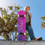 Aloha, coola, typografi lila rosa ananas ombre mini skateboard bräda 18,5 cm<br><div class="desc">Aloha. Ta med en bit av de hawaiiska öarna till gatorna i din stad varje gång du användor denna ljusa färgad, chic, slående, snyggt, modernt skateboard sport crisp, vit handskriven typografi över en grafisk, ananas mönster i en levande lila och shock rosa. Gör en roligt och snyggt påstående varje gång...</div>