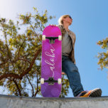 Aloha, coola, typografi lila rosa ananas ombre mini skateboard bräda 18,5 cm<br><div class="desc">Aloha. Ta med en bit av de hawaiiska öarna till gatorna i din stad varje gång du användor denna ljusa färgad, chic, slående, snyggt, modernt skateboard sport crisp, vit handskriven typografi över en grafisk, ananas mönster i en levande lila och shock rosa. Gör en roligt och snyggt påstående varje gång...</div>