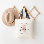 Aloha Pineapple Bröllop Välkommen Bag Tygkasse<br><div class="desc">Välkomna gäster till ditt Hawaii- eller destinationsbröllop med chicen och modern personlig tote bags. Konstruktionen har "aloha" i marinblått,  handskript för kalligrafi som lagts över på en bild av den tropiska korallpersienananas. Lägg till datum för namn och bröllop i böjd text ovanför och under den centrala utformningen.</div>