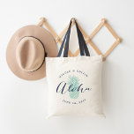 Aloha Pineapple | Bröllop Välkomstsida Tygkasse<br><div class="desc">Välkomna gäster till ditt Hawaii- eller destinationsbröllop med chicen och modern personlig tote bags. Konstruktionen har "aloha" i marinblått,  handskrivet kalligrafi-skript som är överlagt på en bild av den tropiska turkospepisens ananas. Lägg till datum för namn och bröllop i böjd text ovanför och under den centrala utformningen.</div>