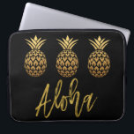 Aloha Tropical Pineapple Black and Gold Foil Laptop Fodral<br><div class="desc">Aloha Faux Guld Typography och Tropical Pineapple Fodral är en roligt i sol stil.</div>