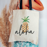 Aloha Tropical Watercolor Pineapple Tygkasse<br><div class="desc">Tvättsäckssymbolen har en ananas illustration,  den traditionella symbolen för gästfrihet,  i ren,  söt vattenfärger. "Aloha" från Hawaiianska hälsning överläggs med handskrivet brev. Gör en underbar välkomstpåse eller tjänst för Hawaii bröllop eller destinationsbröllop!</div>