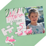 Aloha tropiska anpassningsbarna PHOTO-födelsedagsk Pussel<br><div class="desc">Aloha handskrivet stil typografi-skript 5 år Flicka trendig Hawaiian luau-fotofödelsedagspresent med fuchsia rosa flamingo-fåglar och grönt tropiska löv.                    Det kan vara en överraskning eller en långvarigt avstånd virtuell firande-personlig-keepsakpresenter för barn eller tonåringar sommarfödelsedag.</div>
