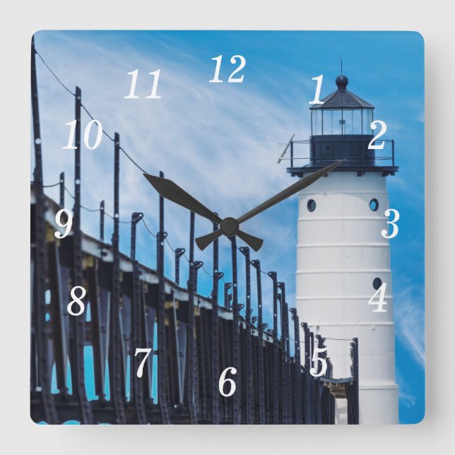 Along Manistee Wall Clock Fyrkantig Klocka (Framsida)