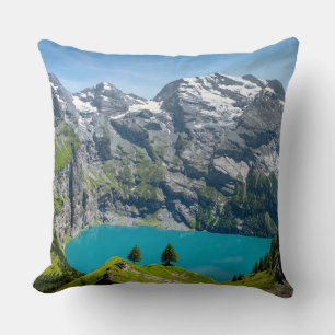 Alp sjö Oeschinensee i Schweiz Kudde