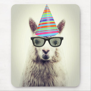 Alpaca i exponeringsglas och partyhatt musmatta