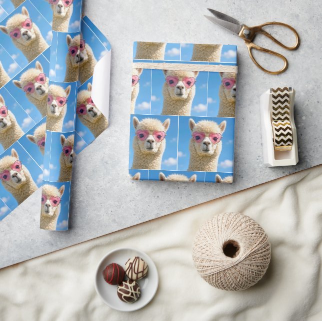 Alpacka som bär rosa hjärtformade glasögon presentpapper (Hantverk)