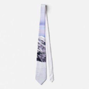 Alpberg som täckas med snö slips