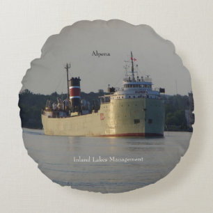 Alpena dubbla vid sidan av runda kuddar