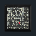 Alphabet Painting av Norman Wyatt Minnesask<br><div class="desc">Om du tar synprov från kärlek är det här målningen till dig! Brev i det engelska alfabetet påtvingas varandra,  nästan dunkar de i den här målningen av Norman Wyatt. Brev Y framträder tack vare dess rosa färgning.</div>