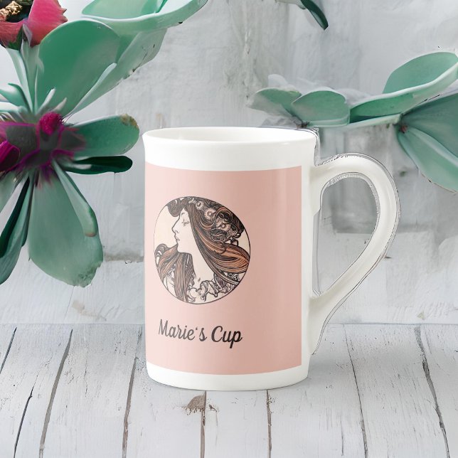 Alphonse Mucha Art nouveau kvinna med Rosa Flowers Benporslin Mugg (Skapare uppladdad)