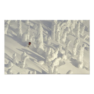 Alpin skidåkare i tjock snödis vid Big Fototryck