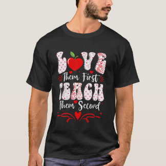 Älska Dem Först Lär Dem Sen Lärare Valenti T Shirt