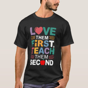 Älska Dem Först Lär Dem Sen Rolig Lärare Sc T Shirt