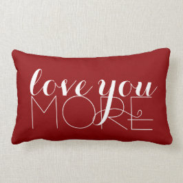 Älska dig mer text i vit på rött lumbarkudde