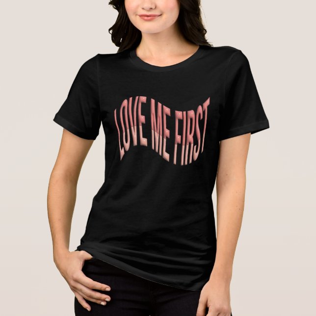 Älska Mig Först Retro Vågig Typografi T Shirt (Framsida)