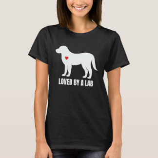 Älskad Av En Lab Labrador Retriever T Shirt