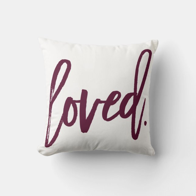 Älskad. Burgundy Modern Trendig Skript Typografi Kudde (Framsida)