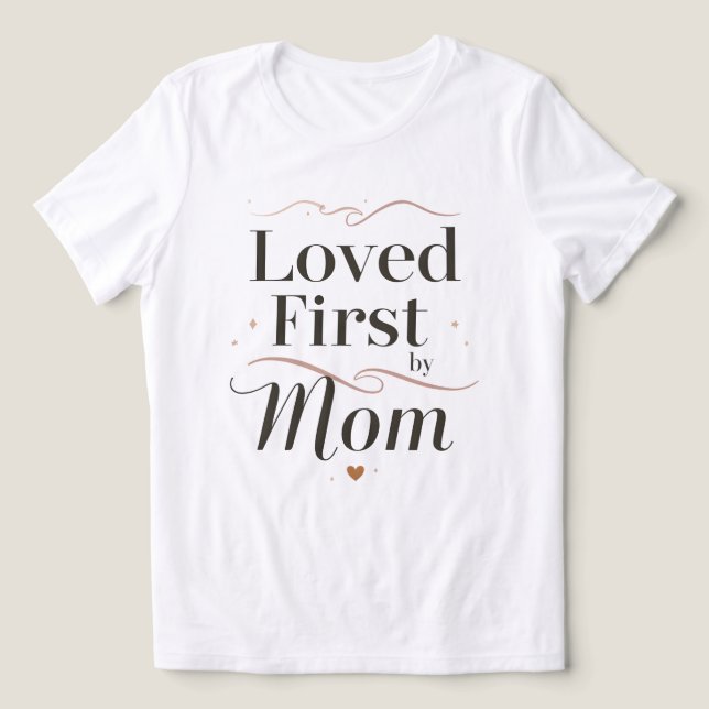 Älskad först av mamma Elegant Mors dag Mamma prese T Shirt (Design Framsida)