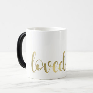 Älskad. Modern Trendig Skript Typografi Guld Magisk Mugg