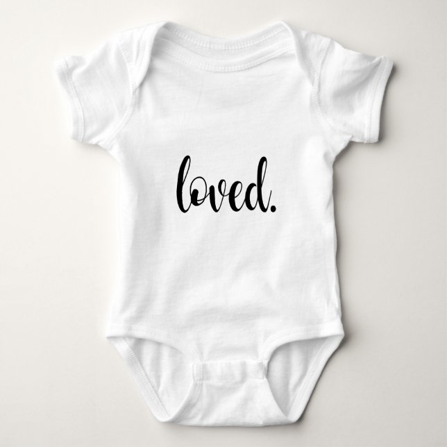 Älskad. Modern Trendig Skript Typografi Stil T Shirt (Framsida)
