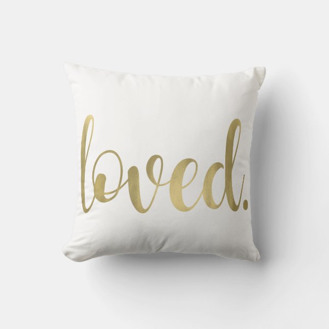 Älskad. Modern Trendig Skript Typografi Typ Guld Kudde (Framsida)