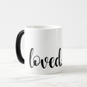 Älskad. Modern Trendig Skript Typografi Typ Magisk Mugg