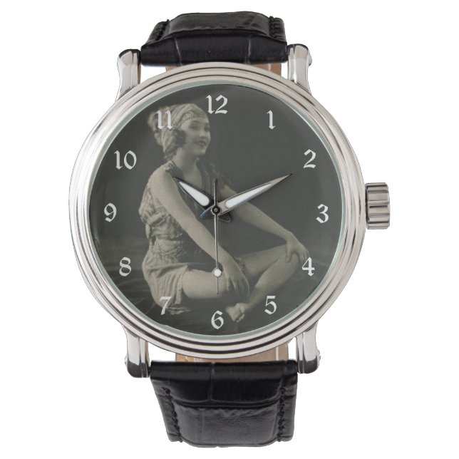 Älskar en fattig pigmänniska som sitter med korsla armbandsur (Framsida)