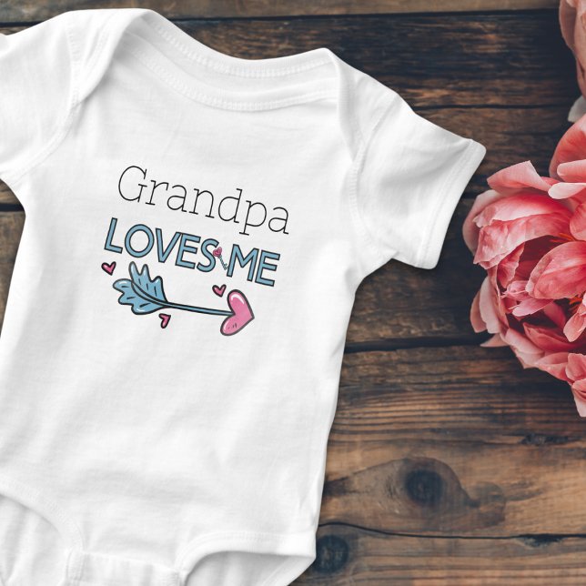 Älskar Mig Valentine Blå Speciell Persons Namn T Shirt (Add your special person to Our Loves Me Custom Valentine Baby Bodysuit. Start creating today.)
