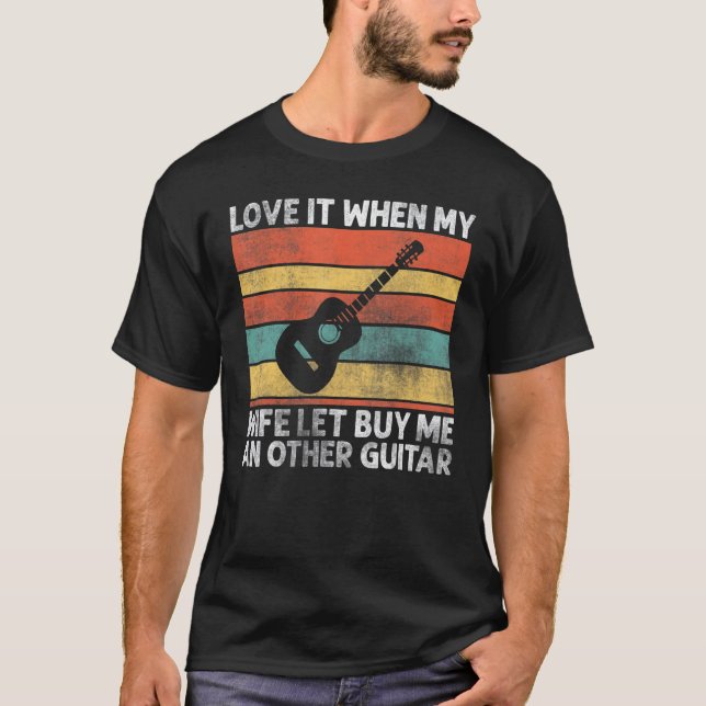 Älskar när min fru låter mig köpa en annan gitarr  t shirt (Framsida)