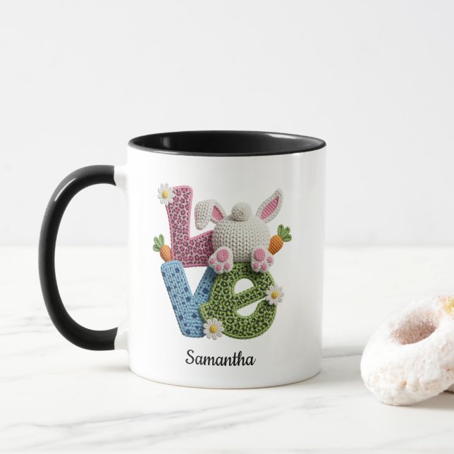 Älskar typsnittsdetaljer Påskharen Virkad Namn Mugg (Med munk)