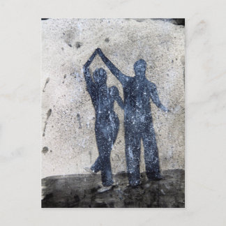 Älskare dansar i regn vykort