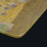 Älskare Kissing Embrace av Gustav Klimt<br><div class="desc">Solljus blundar från det virvlande guldomfamning som omger älskare i Gustav Klimts mästerverk, The Kiss. Scenen är en paradox med intimitet och isolering. Paret står på en avgrund, en fält av färgstarka blommor på fötterna, men ändå är de omedvetna mot omvärlden. Deras blickar är låsta, deras kroppar är sammanflätade i...</div>