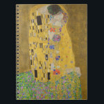 Älskare Kissing Embrace av Gustav Klimt Anteckningsbok<br><div class="desc">Solljus blundar från det virvlande guldomfamning som omger älskare i Gustav Klimts mästerverk, The Kiss. Scenen är en paradox med intimitet och isolering. Paret står på en avgrund, en fält av färgstarka blommor på fötterna, men ändå är de omedvetna mot omvärlden. Deras blickar är låsta, deras kroppar är sammanflätade i...</div>