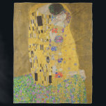 Älskare Kissing Embrace av Gustav Klimt Fleecefilt<br><div class="desc">Solljus blundar från det virvlande guldomfamning som omger älskare i Gustav Klimts mästerverk, The Kiss. Scenen är en paradox med intimitet och isolering. Paret står på en avgrund, en fält av färgstarka blommor på fötterna, men ändå är de omedvetna mot omvärlden. Deras blickar är låsta, deras kroppar är sammanflätade i...</div>