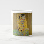 Älskare Kissing Embrace av Gustav Klimt Jumbo Mugg<br><div class="desc">Solljus blundar från det virvlande guldomfamning som omger älskare i Gustav Klimts mästerverk, The Kiss. Scenen är en paradox med intimitet och isolering. Paret står på en avgrund, en fält av färgstarka blommor på fötterna, men ändå är de omedvetna mot omvärlden. Deras blickar är låsta, deras kroppar är sammanflätade i...</div>