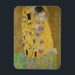 Älskare Kissing Embrace av Gustav Klimt Magnet<br><div class="desc">Solljus blundar från det virvlande guldomfamning som omger älskare i Gustav Klimts mästerverk, The Kiss. Scenen är en paradox med intimitet och isolering. Paret står på en avgrund, en fält av färgstarka blommor på fötterna, men ändå är de omedvetna mot omvärlden. Deras blickar är låsta, deras kroppar är sammanflätade i...</div>