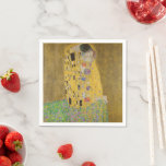 Älskare Kissing Embrace av Gustav Klimt Pappersservett<br><div class="desc">Solljus blundar från det virvlande guldomfamning som omger älskare i Gustav Klimts mästerverk, The Kiss. Scenen är en paradox med intimitet och isolering. Paret står på en avgrund, en fält av färgstarka blommor på fötterna, men ändå är de omedvetna mot omvärlden. Deras blickar är låsta, deras kroppar är sammanflätade i...</div>
