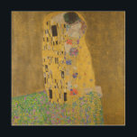 Älskare Kissing Embrace av Gustav Klimt Trätavla<br><div class="desc">Solljus blundar från det virvlande guldomfamning som omger älskare i Gustav Klimts mästerverk, The Kiss. Scenen är en paradox med intimitet och isolering. Paret står på en avgrund, en fält av färgstarka blommor på fötterna, men ändå är de omedvetna mot omvärlden. Deras blickar är låsta, deras kroppar är sammanflätade i...</div>