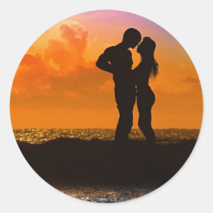 Älskare Kissing vid Sunset on Beach Runt Klistermärke