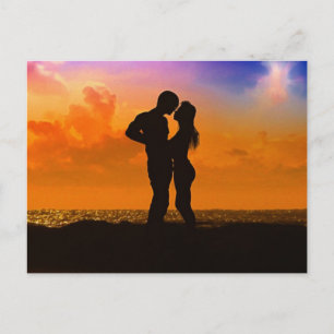 Älskare Kissing vid Sunset on Beach Vykort