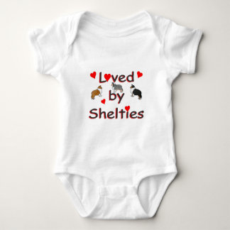 Älskat av shelties t shirt