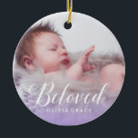 Älskat för babyfoto för lilor | namn & julgransprydnad keramik<br><div class="desc">Prydnad för din bebis första jul i lilor med din bebis namn och foto. På baksidaen färgar en matcha lila med tre hjärtor och anpassadetext var du kan skriva din bebis information om födelse.</div>