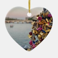 Älskvärd aftonhimmel i Paris med kärlek låser