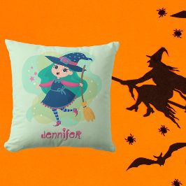 älskvärd Halloween-häxa med kvast och stjärnor Kudde