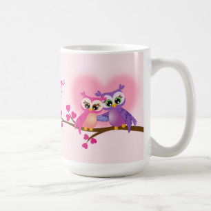 Älskvärt koppla ihop ugglor på en grenmugg kaffemugg