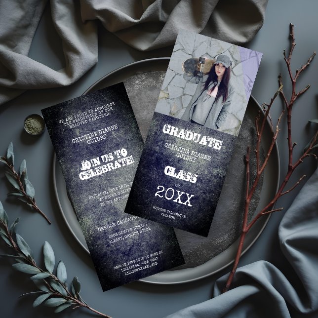 Alternativt Student Grått Dirty Metall Struktur (Modern Alternative Graduate Grey Dirty Metal Texture Photo Invitations Cards. )