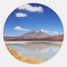 Altiplanolandskapet med vulkanen i Bolivia Runt Klistermärke