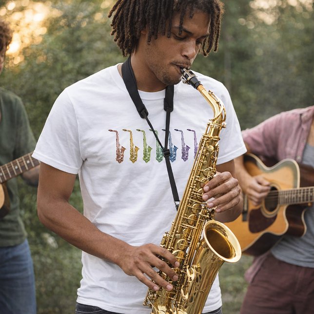 Altosaxofon Regnbåge T Shirt (A shirt with a colorful line up of saxophones in various colors.)